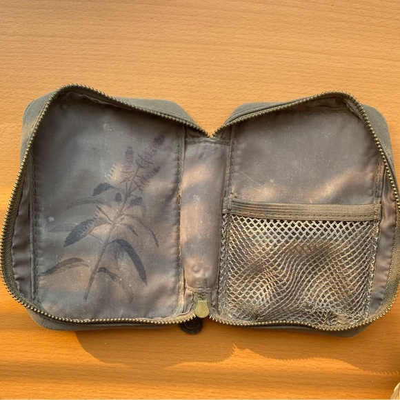 3/$40 🦙 The Bodyshop Hemp Bag & Saje Zip-Up Pouch - Picture 4 of 12